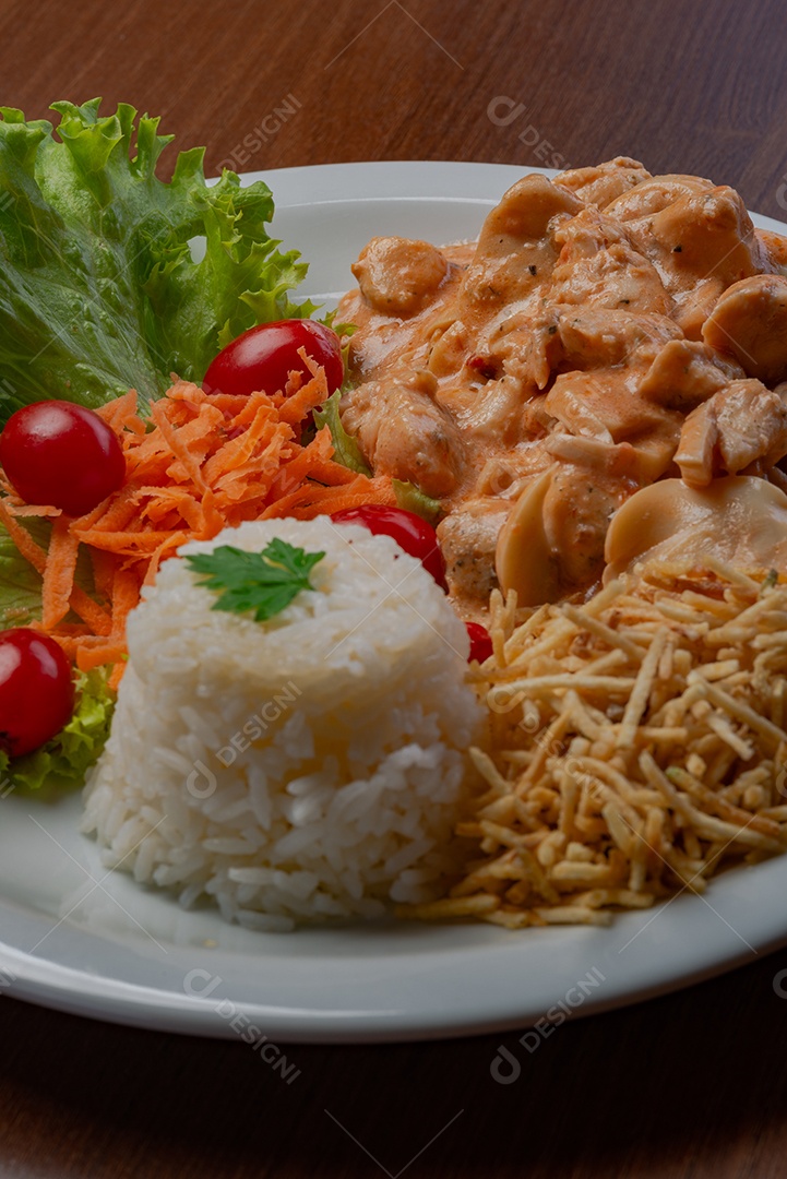 Prato de comida sobre uma mesa de madeira