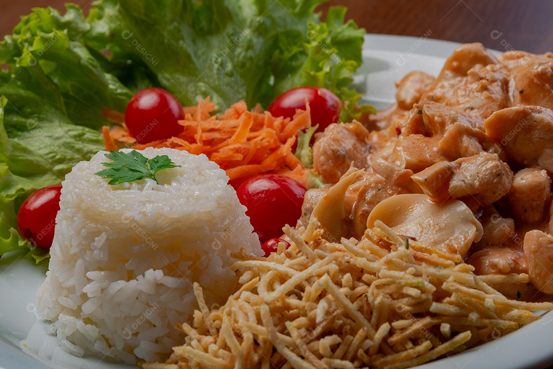 Prato de comida sobre uma mesa de madeira