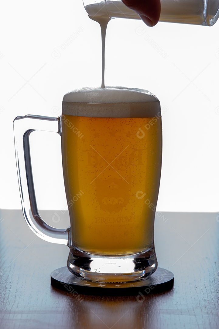 Copo de cerveja sobre uma mesa de madeira