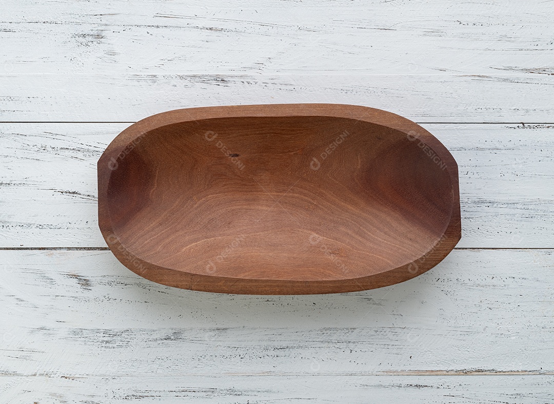 Tigela de madeira artesanal vazia sobre a mesa de