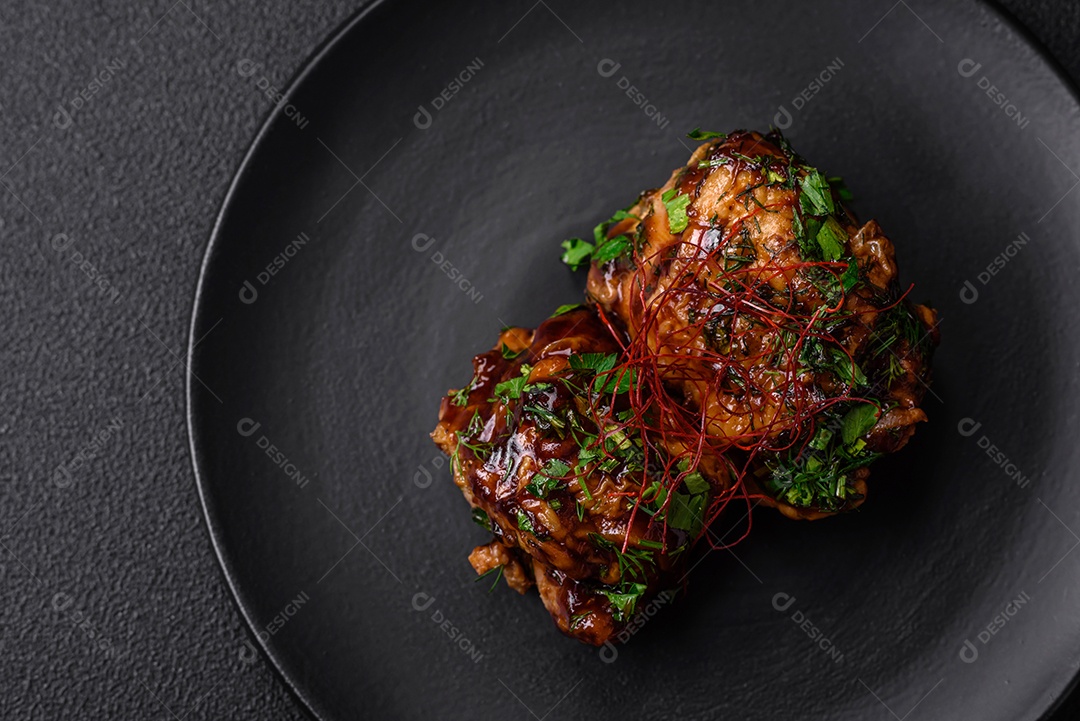 Delicioso frango frito suculento em molho teriyaki com sal, especiarias, ervas e sementes de gergelim num prato cerâmic