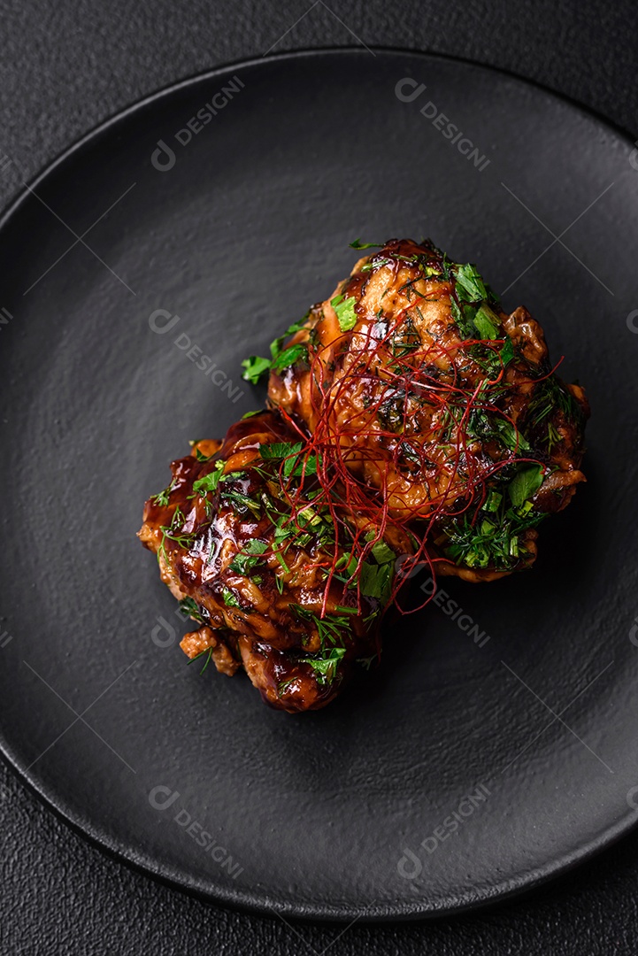 Delicioso frango frito suculento em molho teriyaki com sal, especiarias, ervas e sementes de gergelim num prato cerâmic