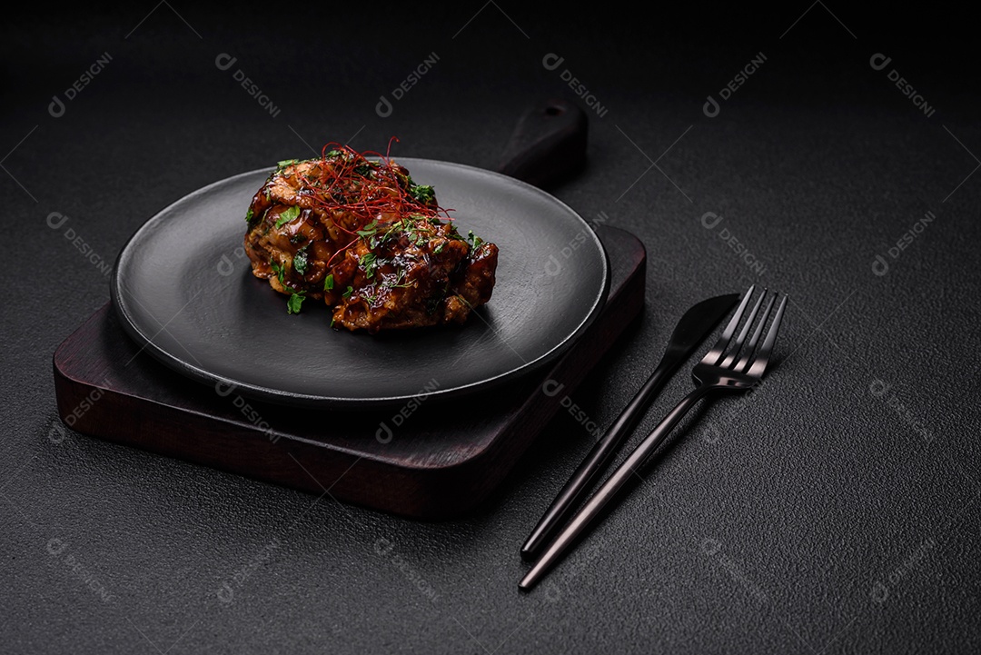 Delicioso frango frito suculento em molho teriyaki com sal, especiarias, ervas e sementes de gergelim num prato cerâmic