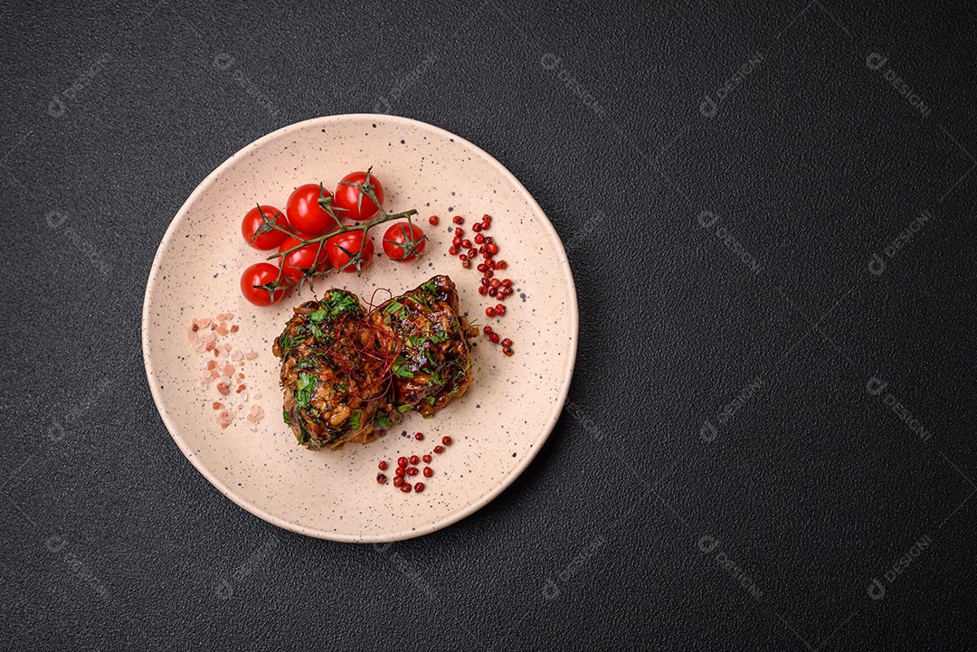 Delicioso frango frito suculento em molho teriyaki com sal, especiarias, ervas e sementes de gergelim num prato cerâmic