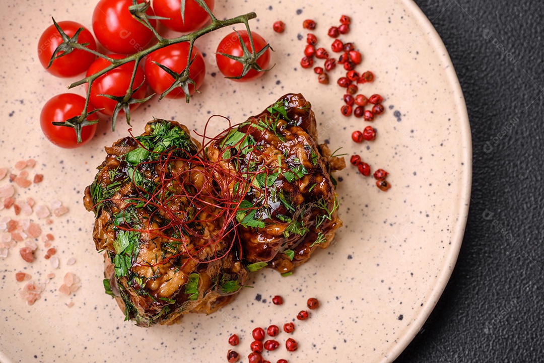 Delicioso frango frito suculento em molho teriyaki com sal, especiarias, ervas e sementes de gergelim num prato cerâmic