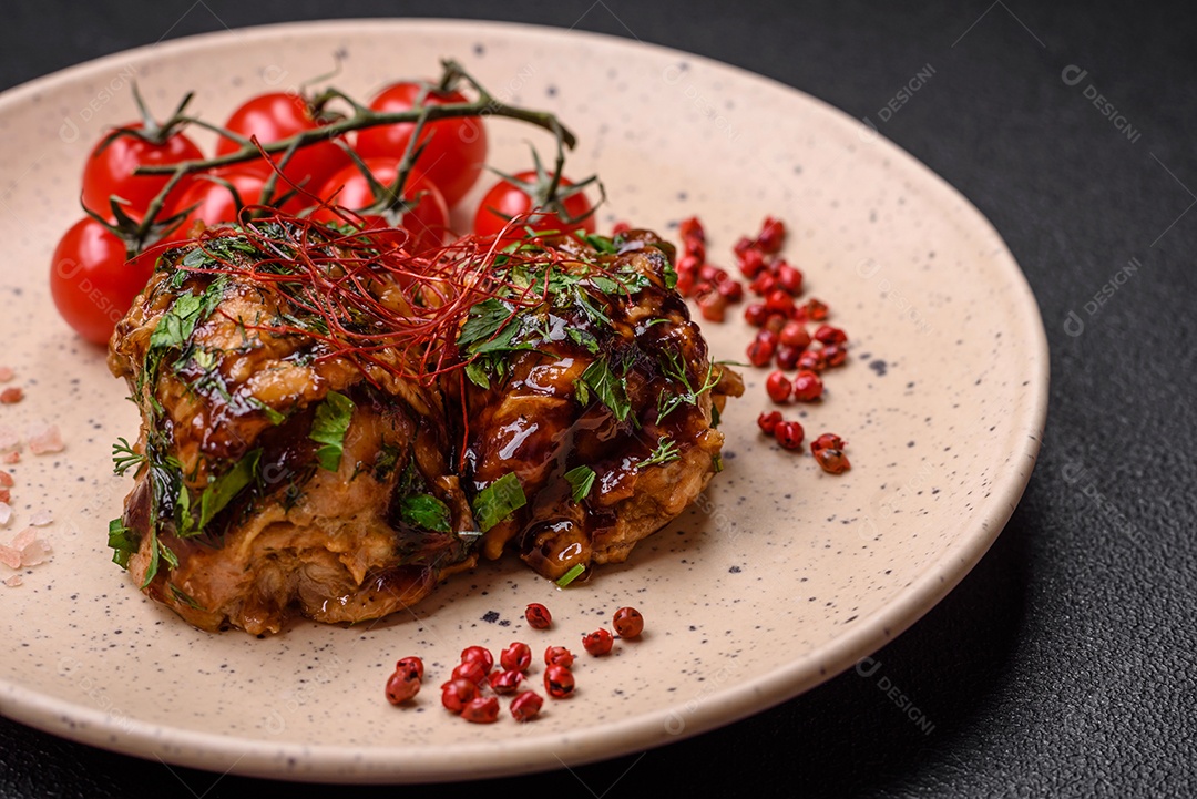 Delicioso frango frito suculento em molho teriyaki com sal, especiarias, ervas e sementes de gergelim num prato cerâmic