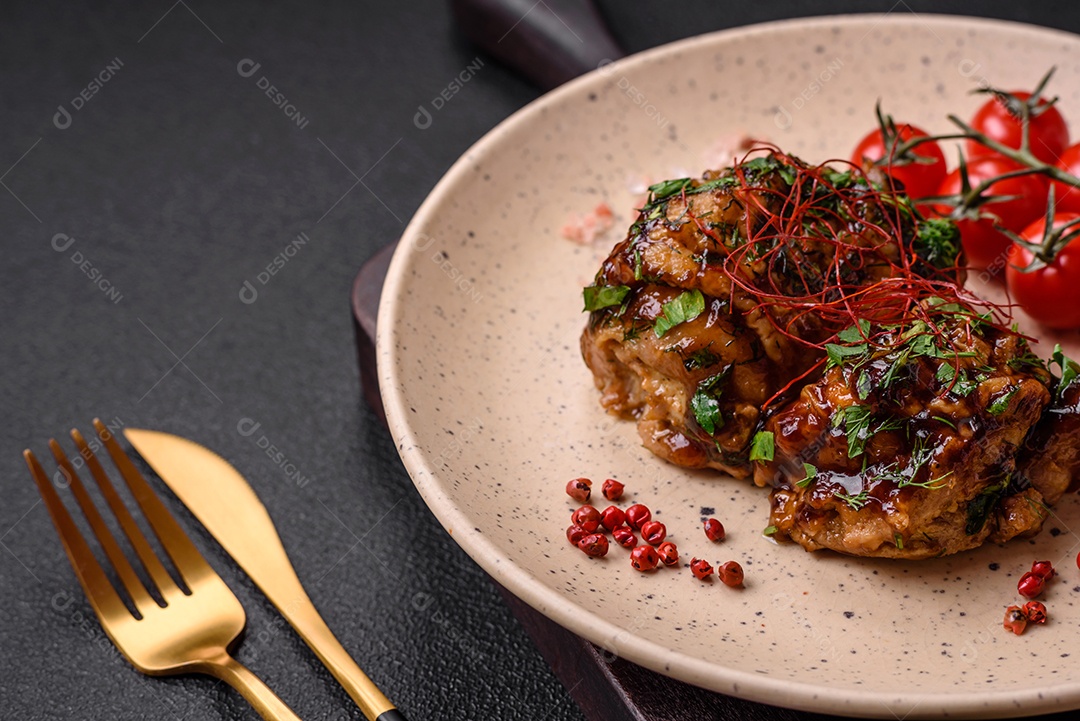 Delicioso frango frito suculento em molho teriyaki com sal, especiarias, ervas e sementes de gergelim num prato cerâmic