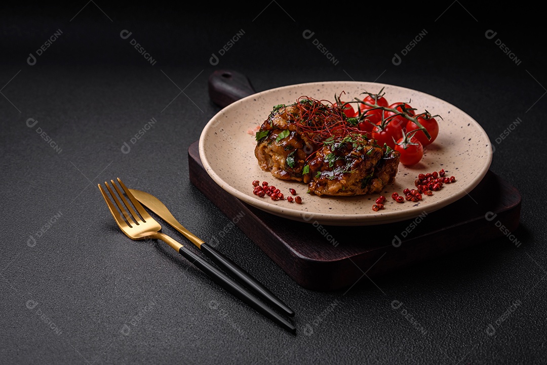 Delicioso frango frito suculento em molho teriyaki com sal, especiarias, ervas e sementes de gergelim num prato cerâmic