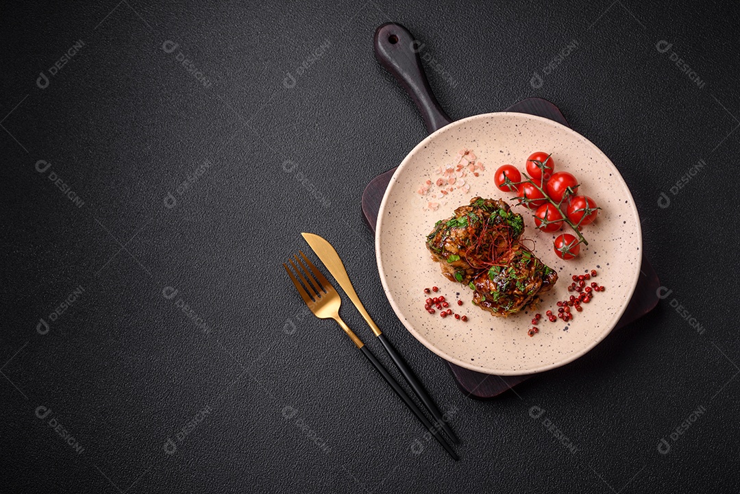 Delicioso frango frito suculento em molho teriyaki com sal, especiarias, ervas e sementes de gergelim num prato cerâmic