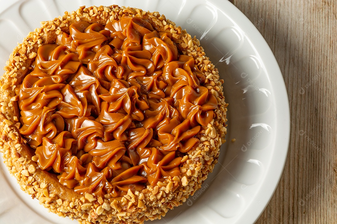 Bolo de churros com doce de leite por cima. sobremesa de bolo doce