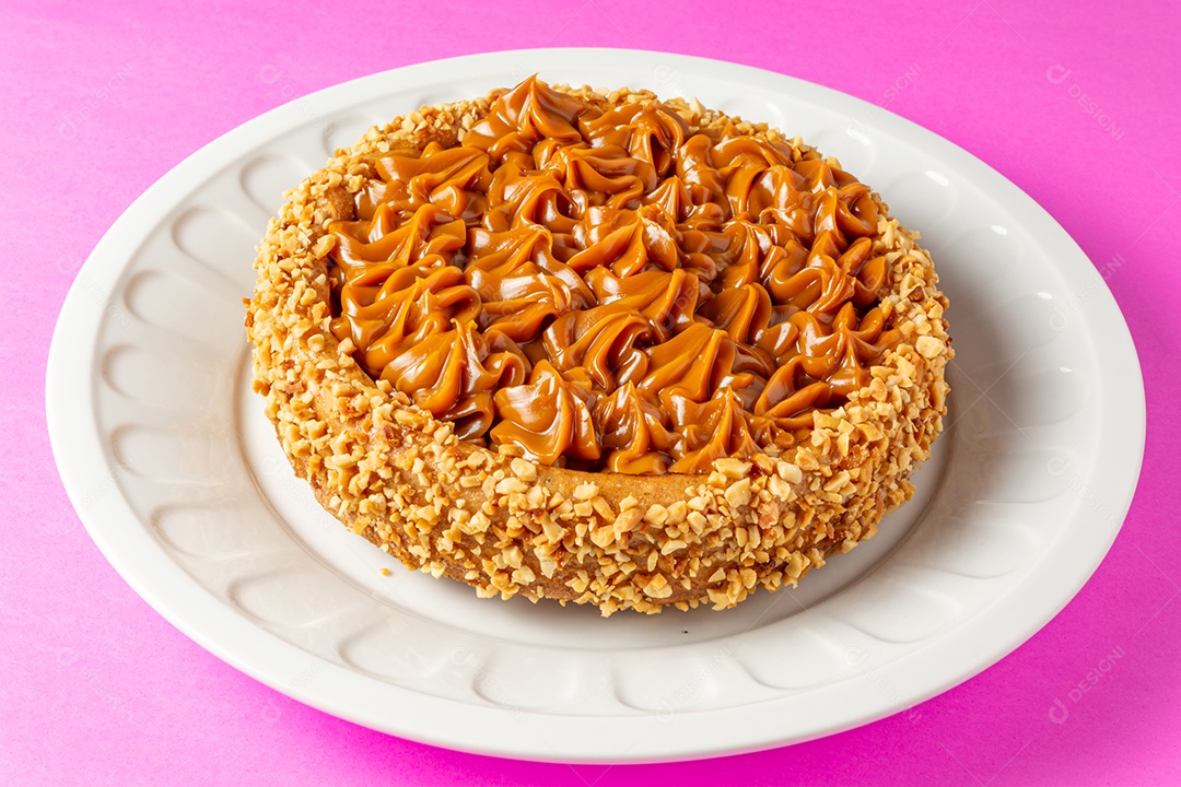 Bolo de churros com doce de leite por cima. sobremesa de bolo doce