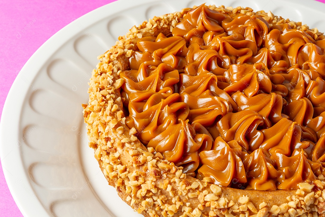 Bolo de churros com doce de leite por cima. sobremesa de bolo doce