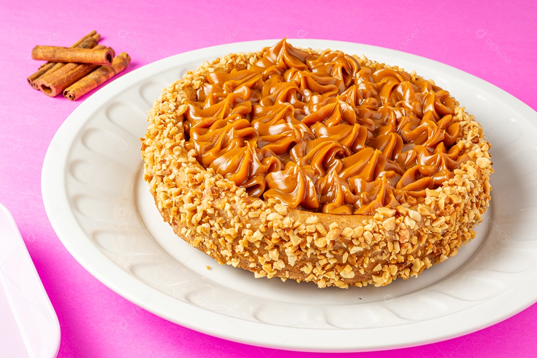 Bolo de churros com doce de leite por cima. sobremesa de bolo doce