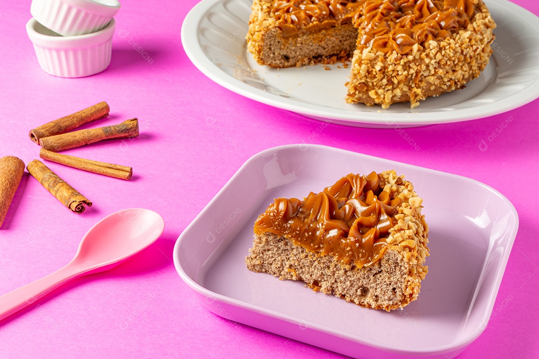 Bolo de churros com doce de leite por cima. sobremesa de bolo doce