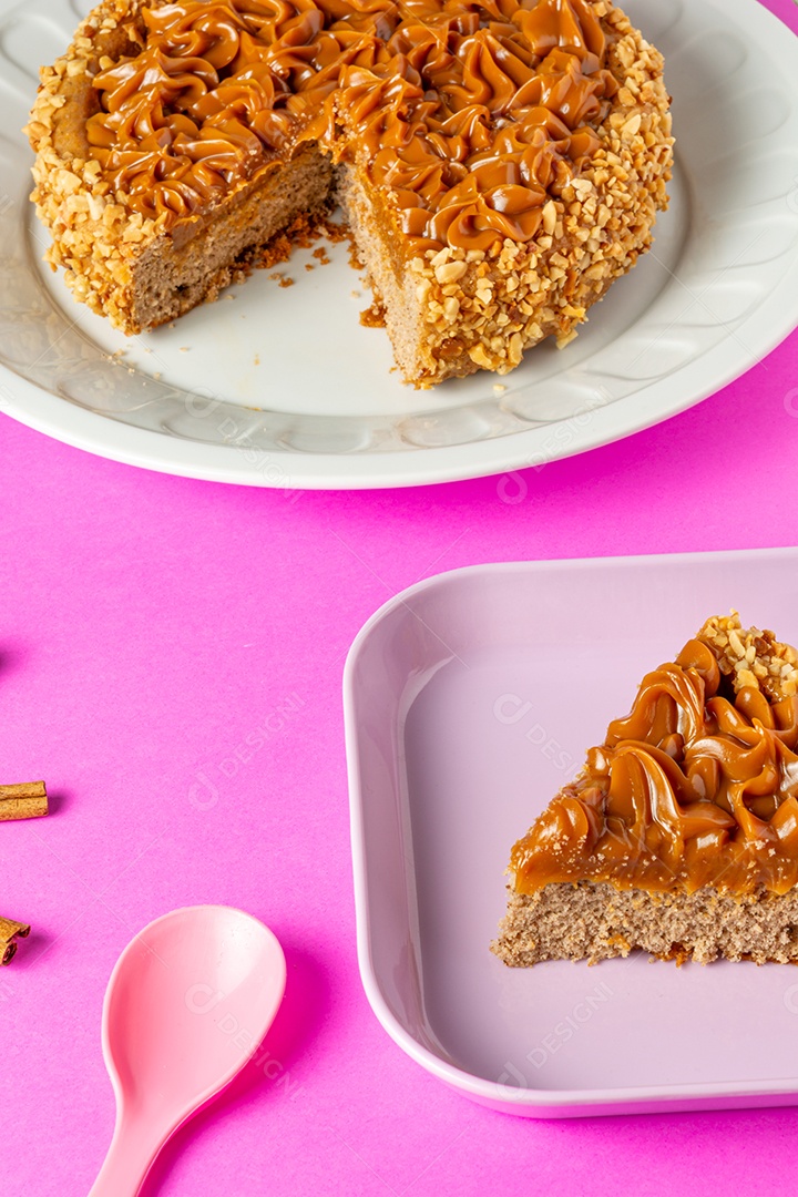 Bolo de churros com doce de leite por cima. sobremesa de bolo doce