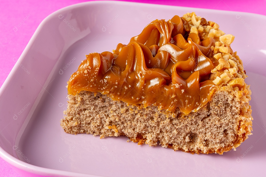 Bolo de churros com doce de leite por cima. sobremesa de bolo doce
