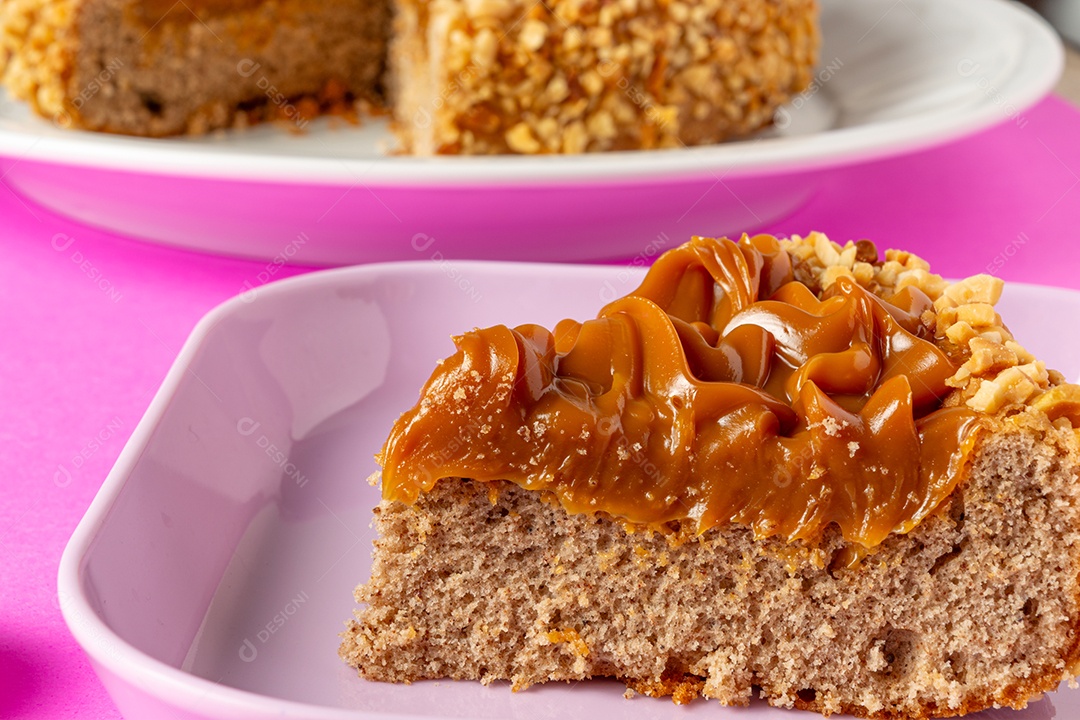 Bolo de churros com doce de leite por cima. sobremesa de bolo doce