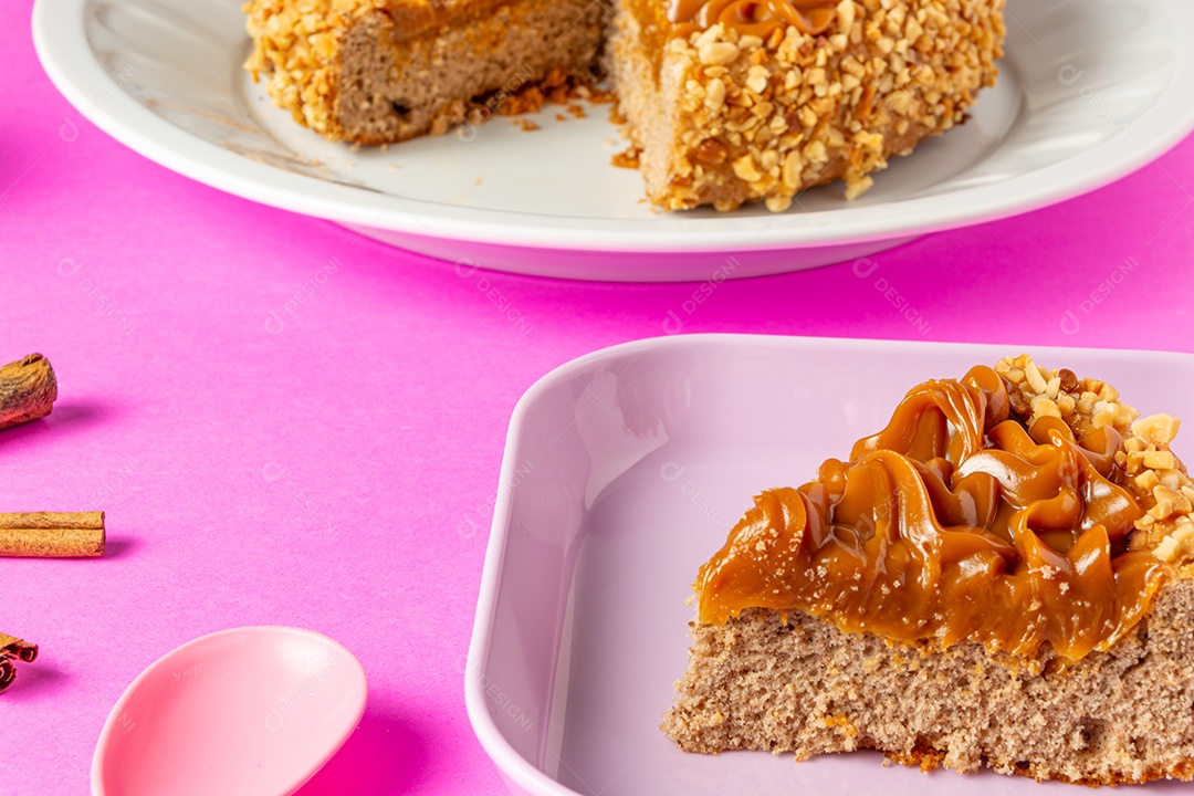 Bolo de churros com doce de leite por cima. sobremesa de bolo doce
