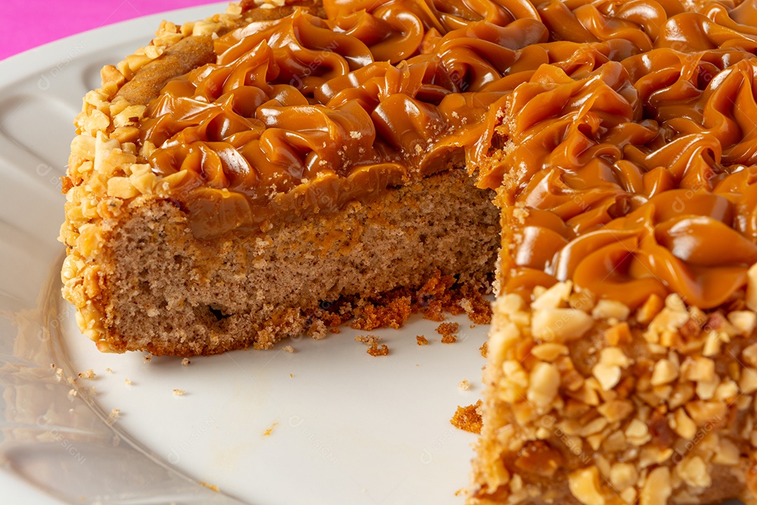 Bolo de churros com doce de leite por cima. sobremesa de bolo doce