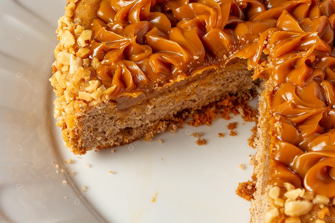 Bolo de churros com doce de leite por cima. sobremesa de bolo doce