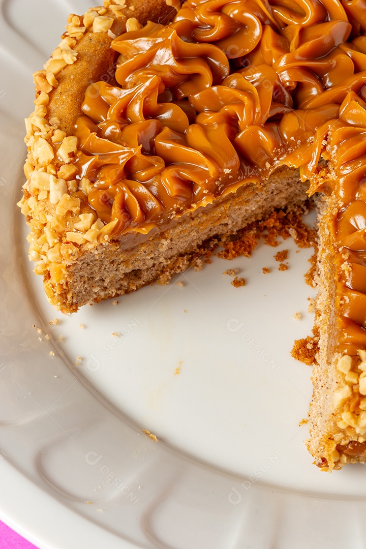 Bolo de churros com doce de leite por cima. sobremesa de bolo doce