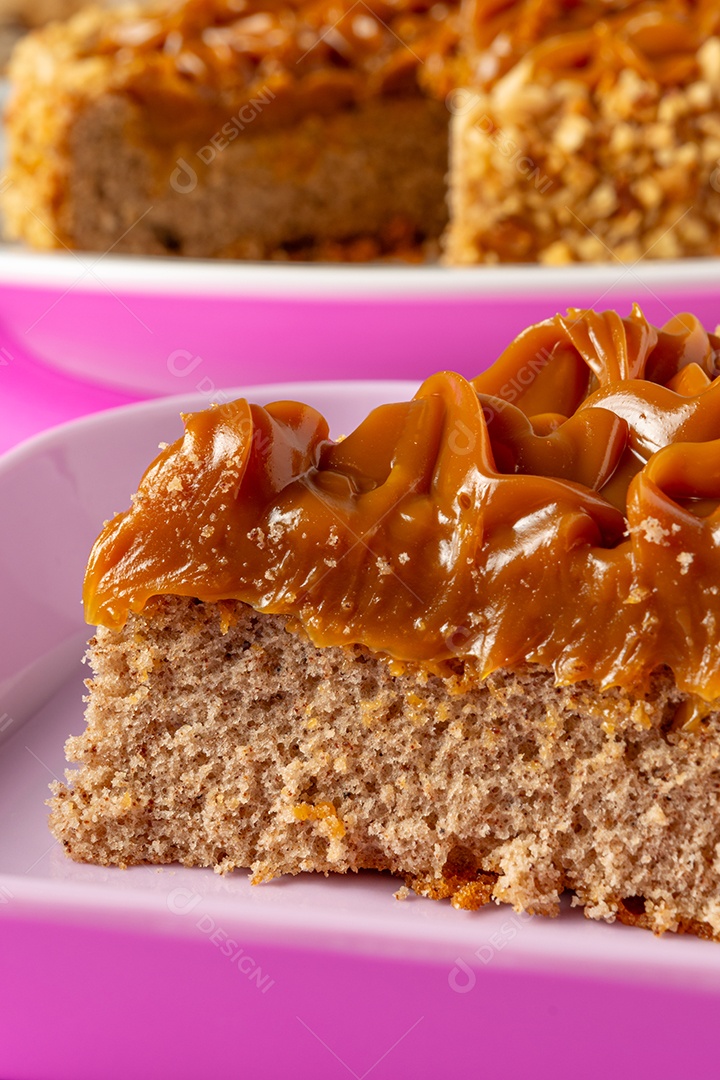 Bolo de churros com doce de leite por cima. sobremesa de bolo doce
