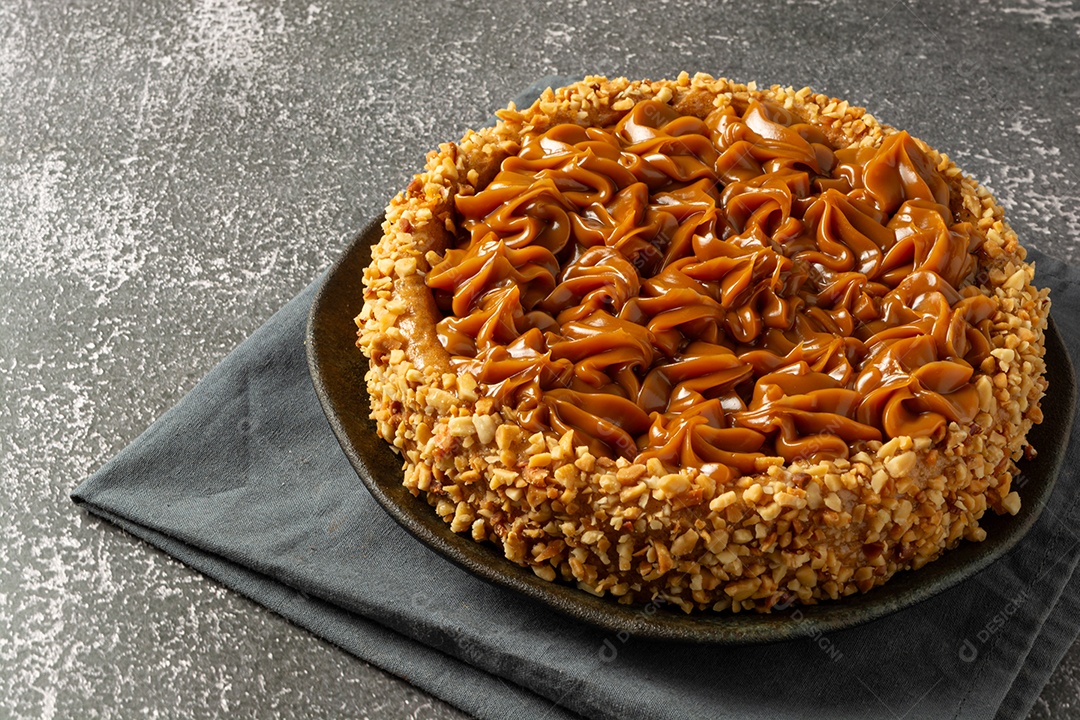 Bolo de churros com doce de leite por cima. sobremesa de bolo doce