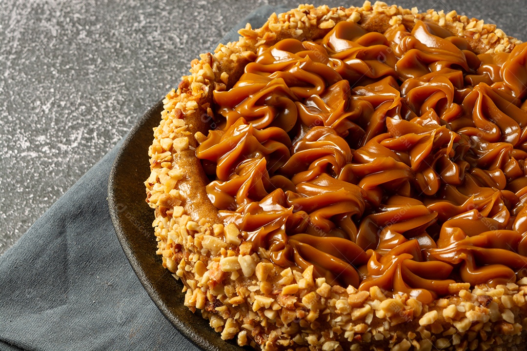Bolo de churros com doce de leite por cima. sobremesa de bolo doce