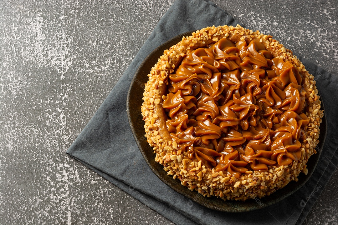 Bolo de churros com doce de leite por cima. sobremesa de bolo doce