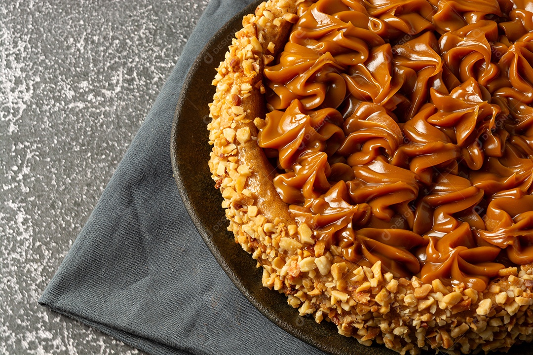 Bolo de churros com doce de leite por cima. sobremesa de bolo doce
