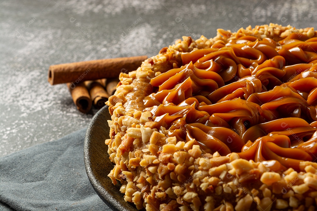 Bolo de churros com doce de leite por cima. sobremesa de bolo doce