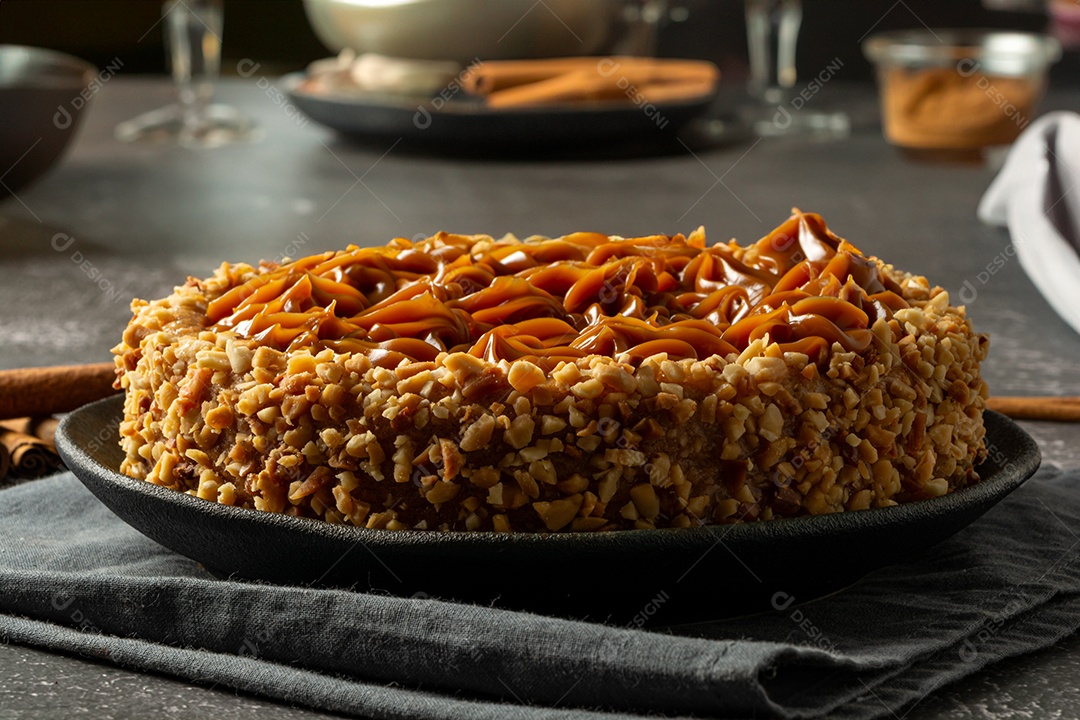 Bolo de churros com doce de leite por cima. sobremesa de bolo doce