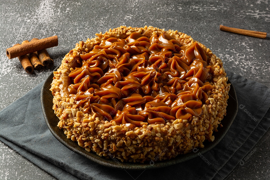 Bolo de churros com doce de leite por cima. sobremesa de bolo doce