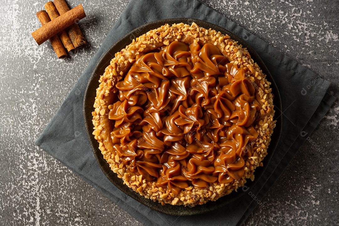 Bolo de churros com doce de leite por cima. sobremesa de bolo doce