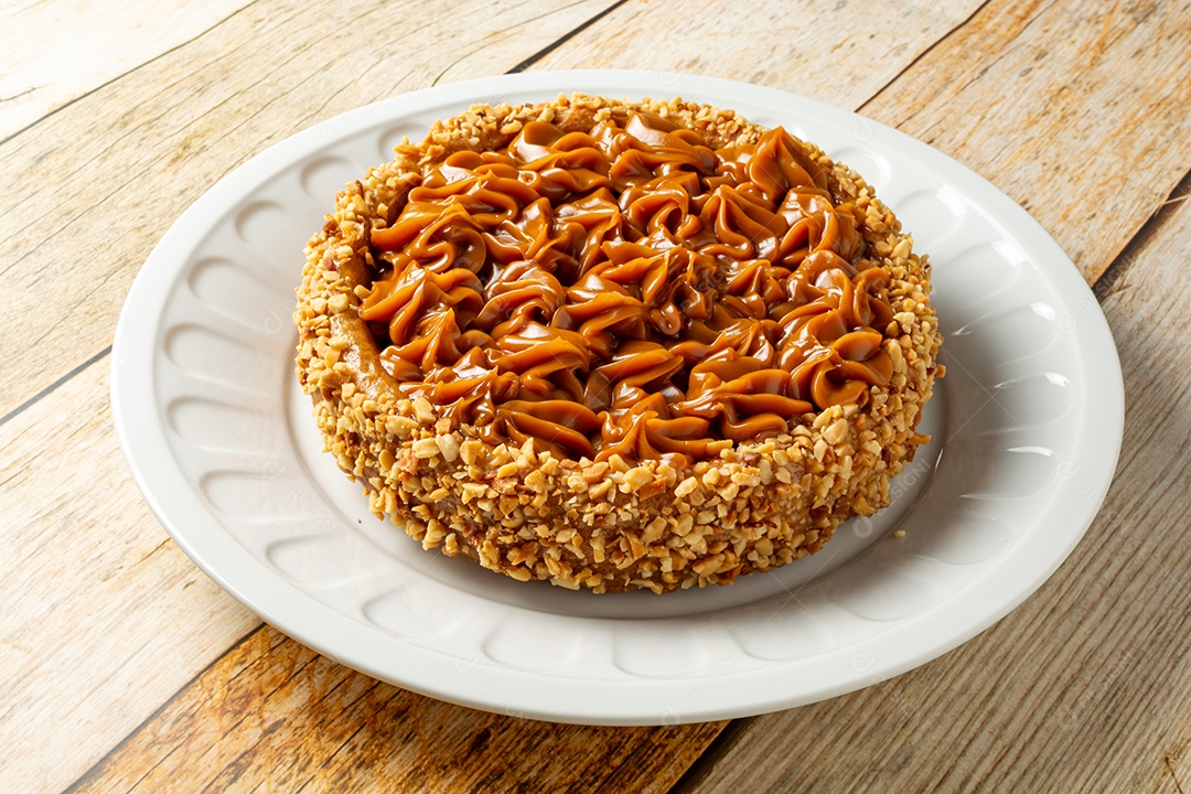 Bolo de churros com doce de leite por cima. sobremesa de bolo doce