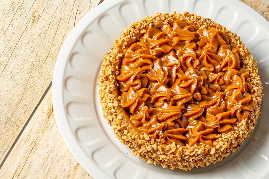 Bolo de churros com doce de leite por cima. sobremesa de bolo doce