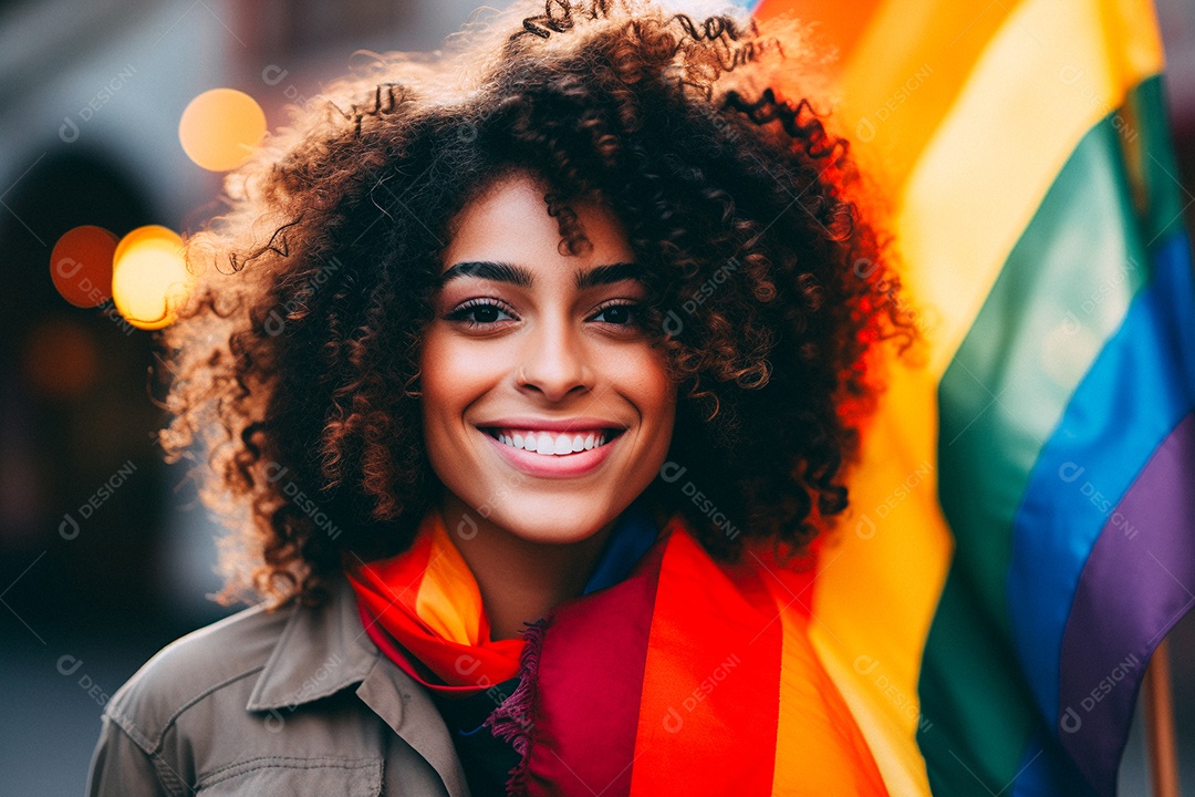 Pessoas da comunidade LGBT segurando a bandeira