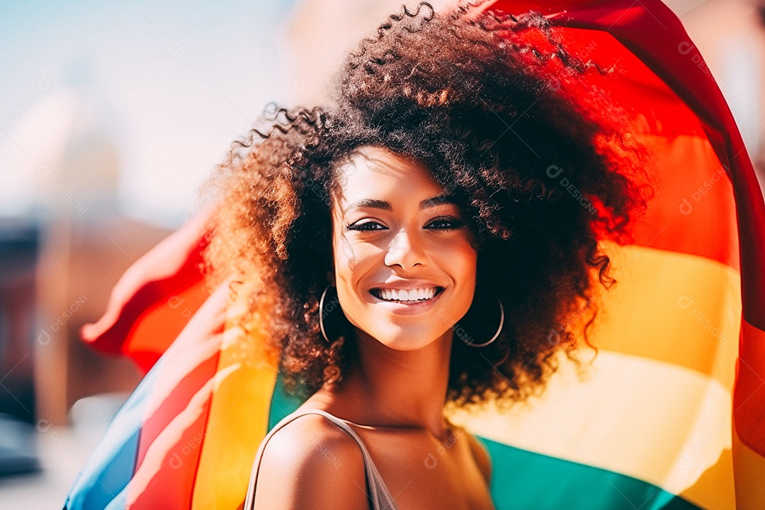 Pessoas da comunidade LGBT segurando a bandeira