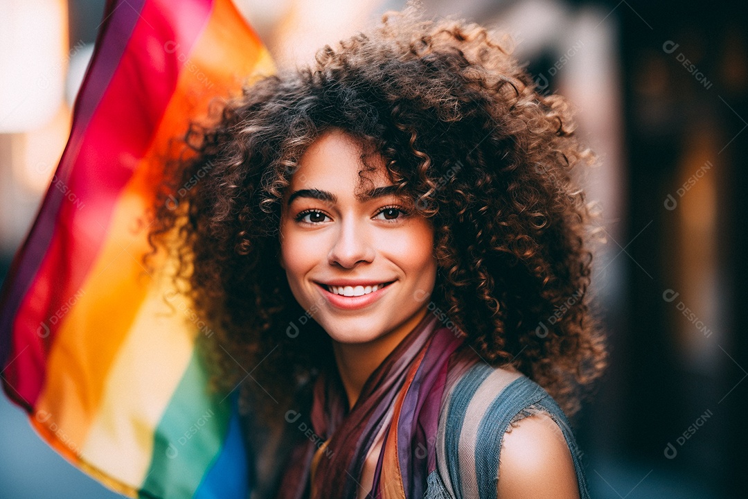 Pessoas da comunidade LGBT segurando a bandeira