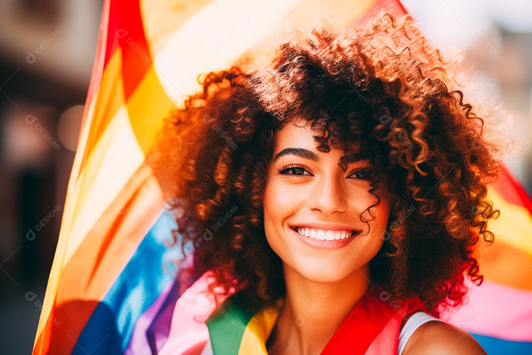 Pessoas da comunidade LGBT segurando a bandeira