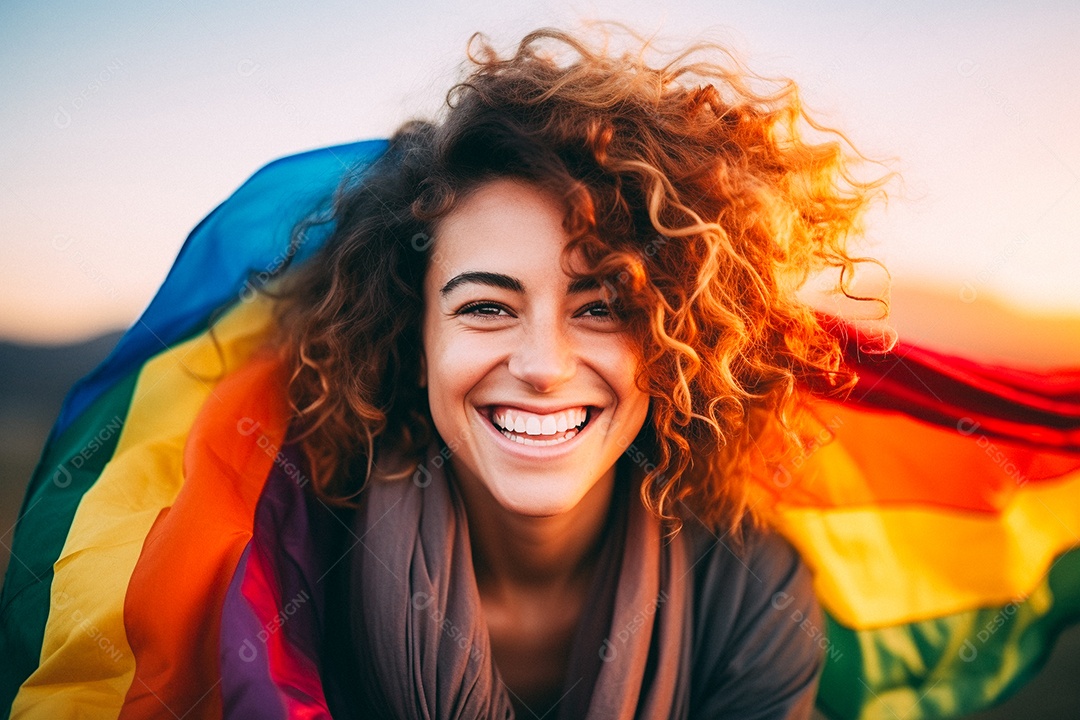 Pessoas da comunidade LGBT segurando a bandeira