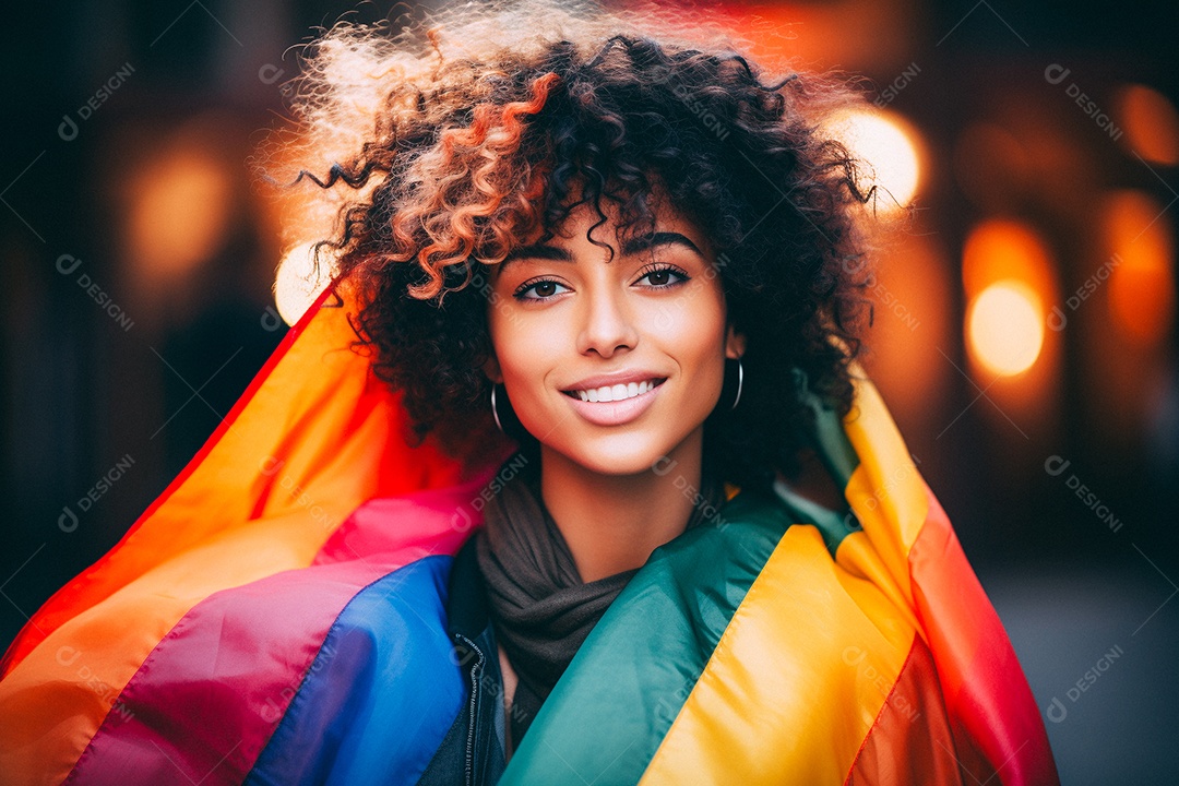 Pessoas da comunidade LGBT segurando a bandeira