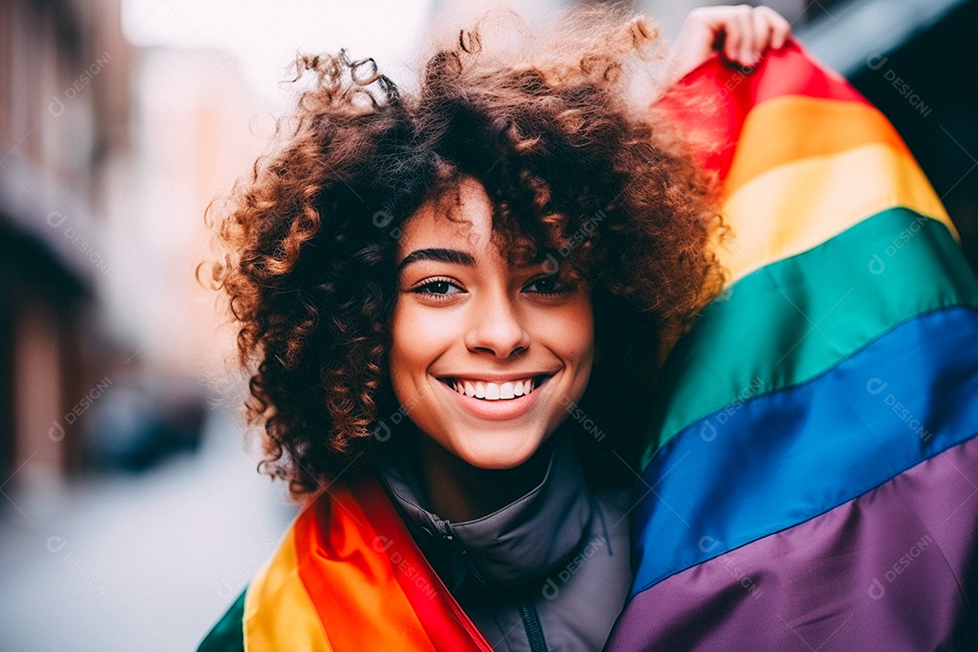 Pessoas da comunidade LGBT segurando a bandeira