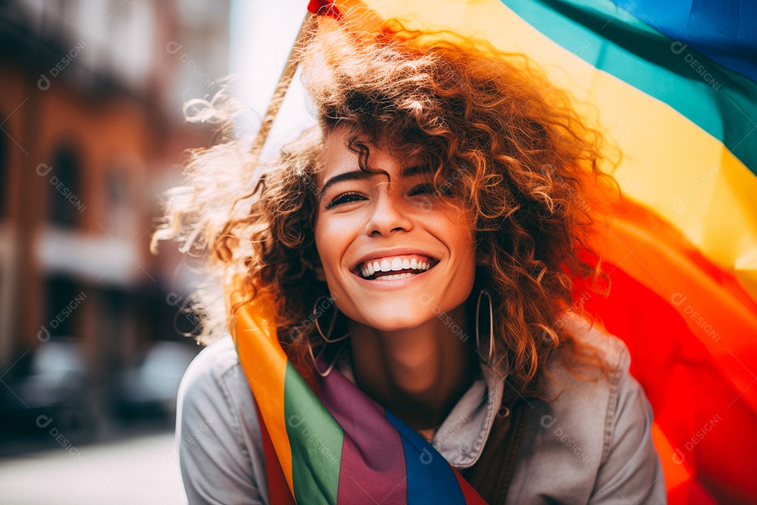 Pessoas da comunidade LGBT segurando a bandeira
