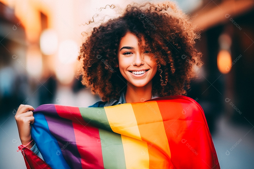 Pessoas da comunidade LGBT segurando a bandeira