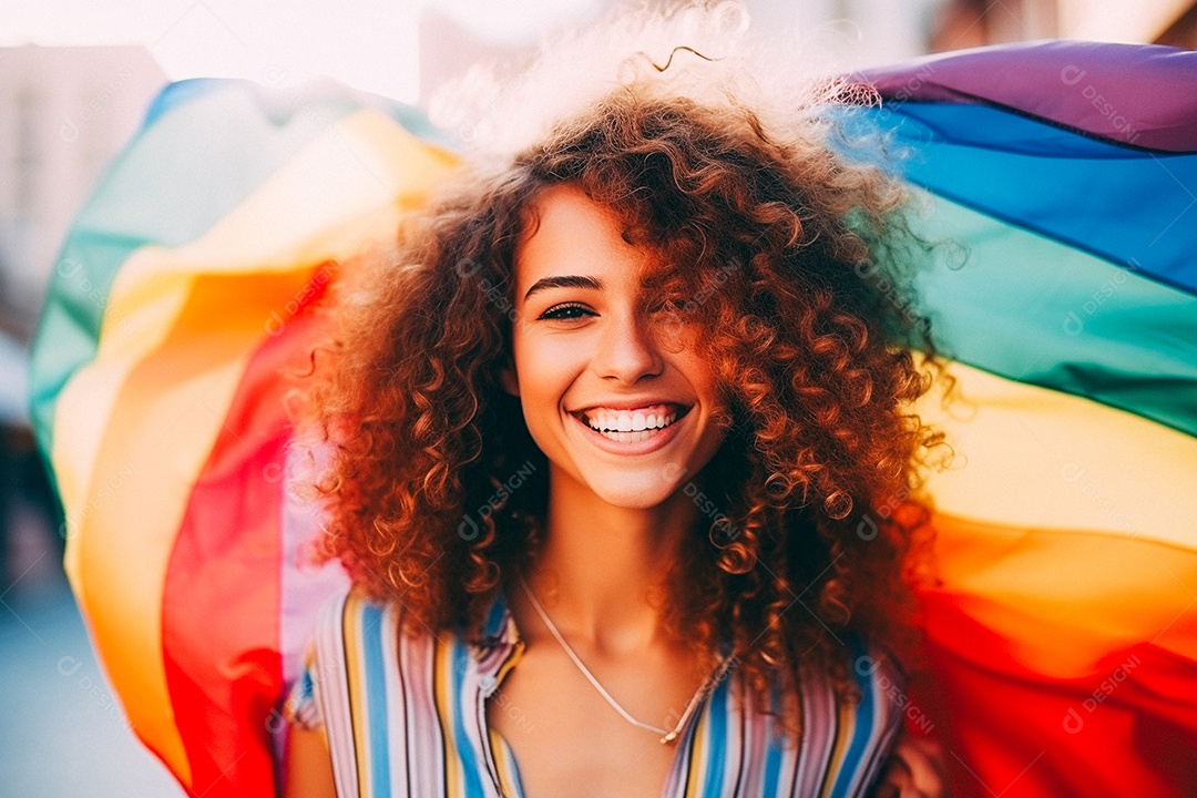 Pessoas da comunidade LGBT segurando a bandeira