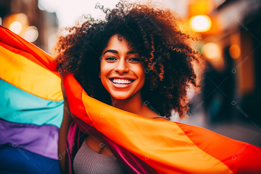 Pessoas da comunidade LGBT segurando a bandeira