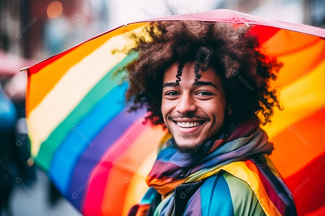Pessoas da comunidade LGBT segurando a bandeira