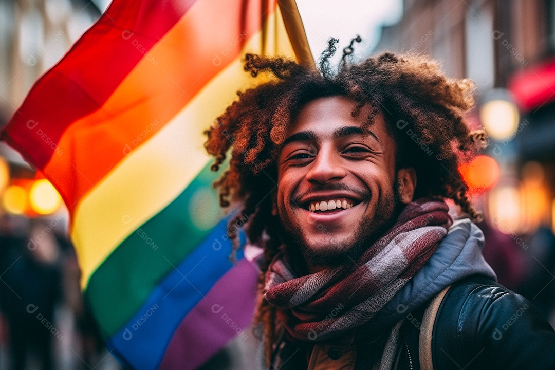 Pessoas da comunidade LGBT segurando a bandeira