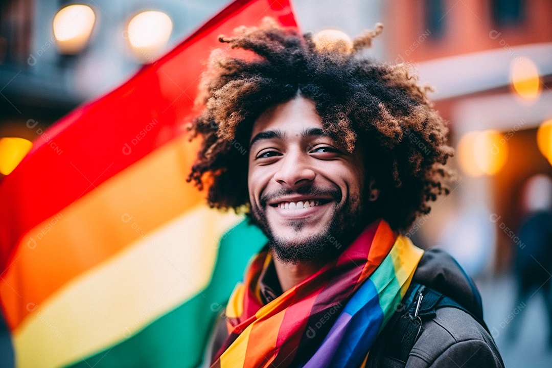 Pessoas da comunidade LGBT segurando a bandeira